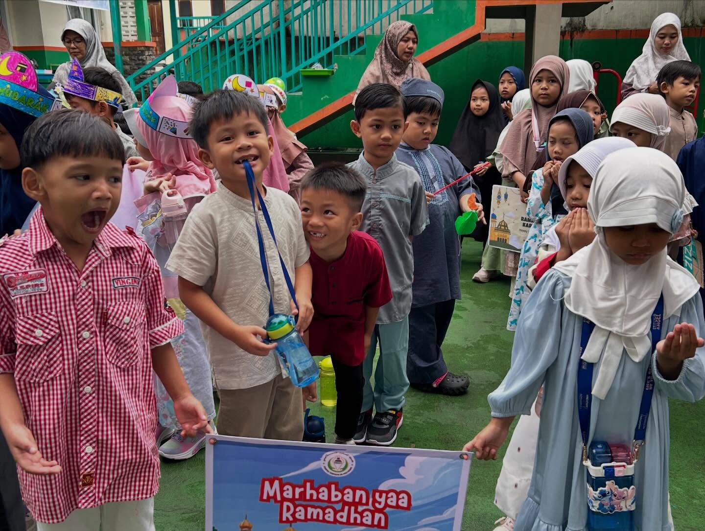 Little hands, big hearts, and a lot of excitement for Ramadhan!
Alhamdulillah, Masya Allah hari ini teman-teman kecil di PAUDIT Al-Multazam ikut meramaikan Pawai Tarhib Ramadhan. Tujuannya adalah untuk membangun rasa antusias anak anak bahwa Ramadhan itu menyenangkan, bukan menakutkan karena harus menahan lapar.
Siapa nih yang sudah tidak sabar untuk puasa????😄