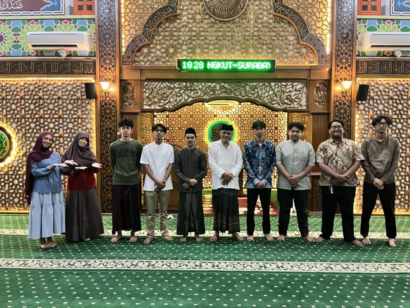 Ceramah Moderisasi Beragama di Masjid Baitul Ma’mur Surabaya, Ajak Jamaah Tak mudah Menghakimi Sesama Muslim. Seberapa sering kita menunda salat karena alasan "masih sibuk?". Pertanyaan sederhana namun menyadarkan itulah yang coba dijawab melalui ceramah bertema "Meningkatkan Kesadaran Ibadah di Kalangan Masyarakat" yang digelar oleh mahasiswa kelas G738 Mata Kuliah Umum Agama Islam Universitas Pembangunan Nasional "Veteran" Jawa Timur di Masjid Baitul Ma Ceramah Moderisasi Beragama di Masjid Baitul Ma’mur Surabaya, Ajak Jamaah Tak mudah Menghakimi Sesama Muslim. Seberapa sering kita menunda salat karena alasan "masih sibuk?". Pertanyaan sederhana namun menyadarkan itulah yang coba dijawab melalui ceramah bertema "Meningkatkan Kesadaran Ibadah di Kalangan Masyarakat" yang digelar oleh mahasiswa kelas G738 Mata Kuliah Umum Agama Islam Universitas Pembangunan Nasional "Veteran" Jawa Timur di Masjid Baitul Ma
