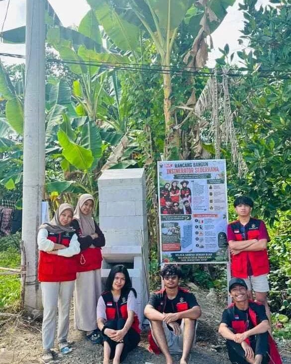 Rancang Bangun Insinerator Sederhana sebagai Upaya Mendukung Pengelolaan Sampah Terpadu dan Berkelanjutan di Desa Panaikang Siaran Berita — Mahasiswa Kuliah Kerja Nyata Tematik (KKN-T) Gelombang 116 Universitas Hasanuddin (Unhas) melaksanakan program kerja “ Rancang Bangun Insinerator Sederhana sebagai Upaya Membantu Pengelolaan Sampah Terpadu di Desa Panaikang ” selama tiga hari, 3–5 Agustus 2026, di Dusun Baringeng, Desa Panaikang, Kecamatan Sinjai Timur, Kabupaten Sinjai. Program tersebut mengusung tema Pemberdayaan Desa dengan tujuan meningkatkan kapasitas masyarakat dalam mengelola sampah secara mandiri, berkelanjutan, dan ramah lingkungan. Rancangan program ini dilatarbelakangi oleh meningkatnya aktivitas masyarakat dan volume sampah di Desa Panaikang serta masih adanya kendala dalam pemilahan dan pengelolaan sampah.... https://siaran-berita.com/rancang-bangun-insinerator-sederhana-sebagai-upaya-mendukung-pengelolaan-sampah-terpadu-dan-berkelanjutan-di-desa-panaikang/ Rancang Bangun Insinerator Sederhana sebagai Upaya Mendukung Pengelolaan Sampah Terpadu dan Berkelanjutan di Desa Panaikang Siaran Berita — Mahasiswa Kuliah Kerja Nyata Tematik (KKN-T) Gelombang 116 Universitas Hasanuddin (Unhas) melaksanakan program kerja “ Rancang Bangun Insinerator Sederhana sebagai Upaya Membantu Pengelolaan Sampah Terpadu di Desa Panaikang ” selama tiga hari, 3–5 Agustus 2026, di Dusun Baringeng, Desa Panaikang, Kecamatan Sinjai Timur, Kabupaten Sinjai. Program tersebut mengusung tema Pemberdayaan Desa dengan tujuan meningkatkan kapasitas masyarakat dalam mengelola sampah secara mandiri, berkelanjutan, dan ramah lingkungan. Rancangan program ini dilatarbelakangi oleh meningkatnya aktivitas masyarakat dan volume sampah di Desa Panaikang serta masih adanya kendala dalam pemilahan dan pengelolaan sampah.... https://siaran-berita.com/rancang-bangun-insinerator-sederhana-sebagai-upaya-mendukung-pengelolaan-sampah-terpadu-dan-berkelanjutan-di-desa-panaikang/